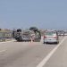 Makina përfundon me rrota përpjetë në mes të autostradës (Video)