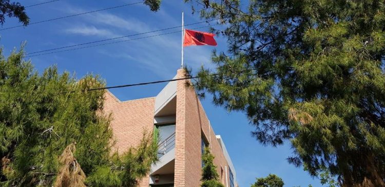 Zjarret në Greqi/Ambasada shqiptare në Athinë: Kush ka nevojë për ndihmë të kontaktojë