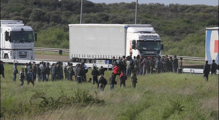 Kalonte shqiptarë dhe irakianë me furgon nga Franca në Angli, burg për 44-vjeçarin