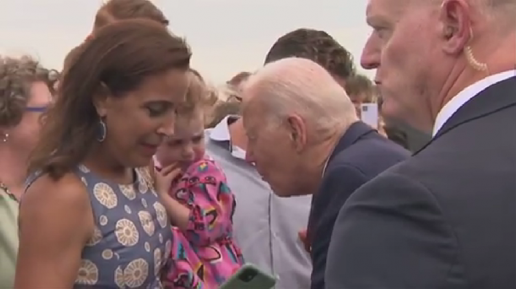 Biden sërish viral.Tenton të puthi vajzën e vogël,por ajo frikësohet dhe largohet(Video)