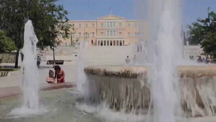 Greqia “digjet” nga vapa dhe zjarret/ Temperatura 45 gradë, mbyllen atraksionet turistike