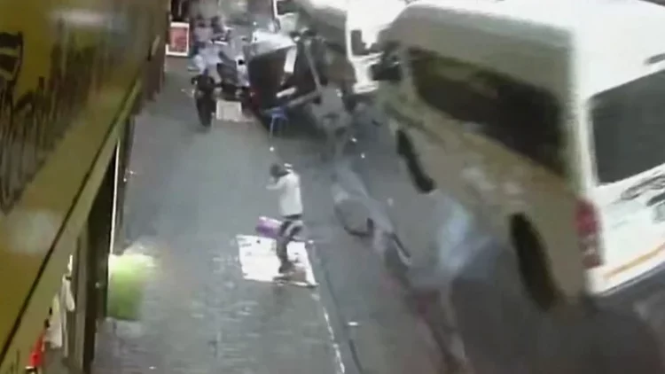 Shpërthimi i fuqishëm nga nëntoka trondit Johanesburgun, momenti kur hedh në ajër makinat