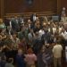 Me pankarta në gjuhën serbe/Dhunë në Kuvendin e Kosovës, deputetja gjuan me shishe