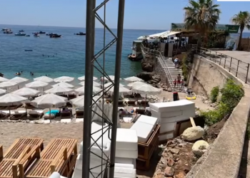 Sekuestrohen 37 çadra dhe 68 shezlongë në Dhërmi, nis operacioni “Plazh i lirë”