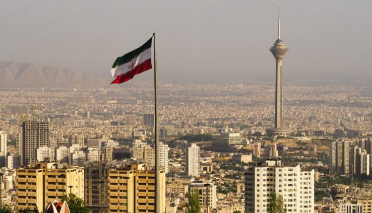 Video e zyrtarit të lartë islamik që kryen marrëdhënie me një burrë trondit Iranin
