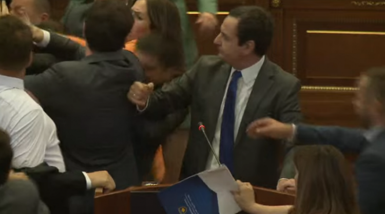Video/ Përleshje në Kuvendin e Kosovës, goditet Albin Kurti