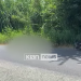 Makina përplas burrin me motorçikletë, shoferi largohet nga vendi i ngjarjes (Video)