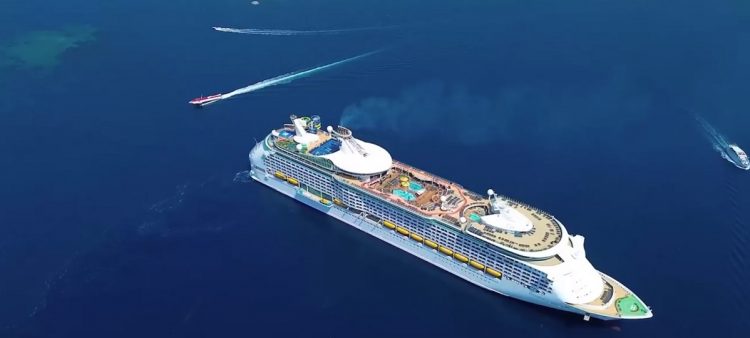 Sarandë/Ujërat blu të Jonit eksplorohen nga kroçera me 2700 turistë (Video)