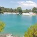 Hidhet me kokë në det, plagoset turisti në Ksamil