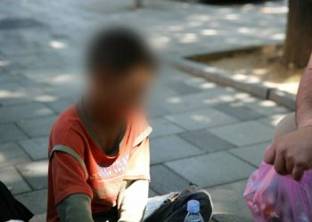 Shfrytëzonte fëmijët e saj të mitur, procedohet penalisht 46-vjeçarja