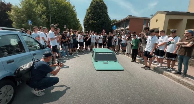 VIDEO/ Makina më e ulët në botë, që po mahnit të madh e të vogël