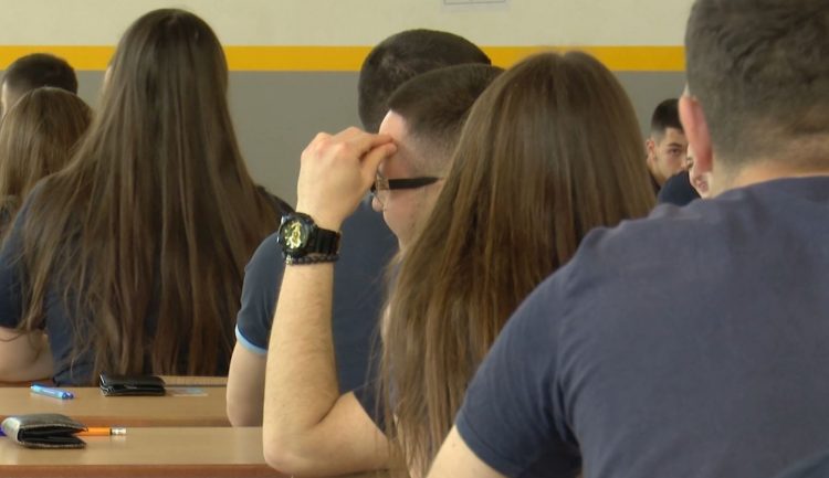 Maturantët që duan Mjekësinë do të testohen në Gusht