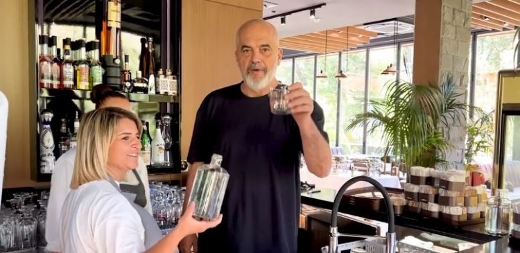 VIDEO/ Rama ngre dolli me ujë: Gëzuar! Të na rrojë Tepelena turistike që vetëm zhvillohet