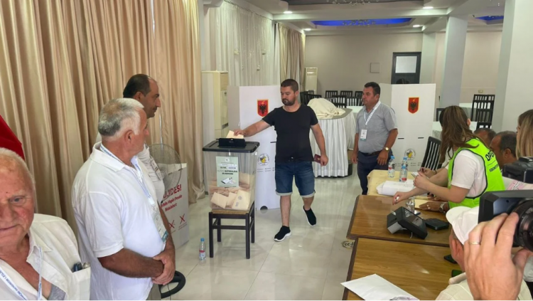 Zgjedhjet në Rrogozhinë/Ndalohet procesi i votimit në një QV, shkak fotografimi i votës