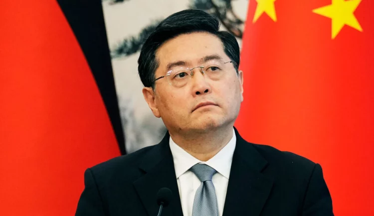 Nuk është parë në publik prej kohësh, Kina shkarkon ministrin e Jashtëm