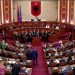 Tensione në Kuvend, deputetët demokratë bllokojnë foltoren, rrethohen nga garda