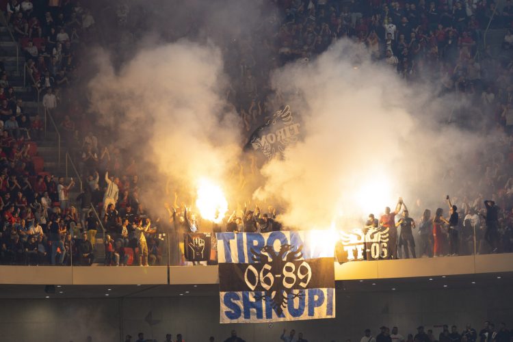 Flakadanë gjatë ndeshjes Shqipëri-Moldavi, UEFA gjobit FSHF