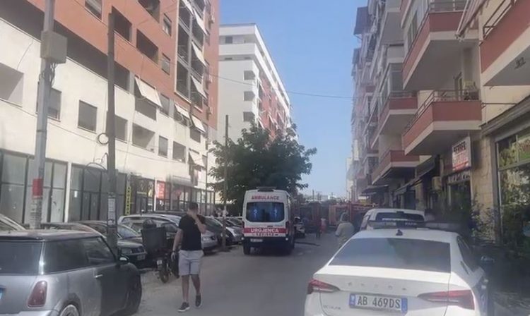 I vuri zjarrin parkingut të pallatit,policia identifikon autorin:Pas sherrit me babain…