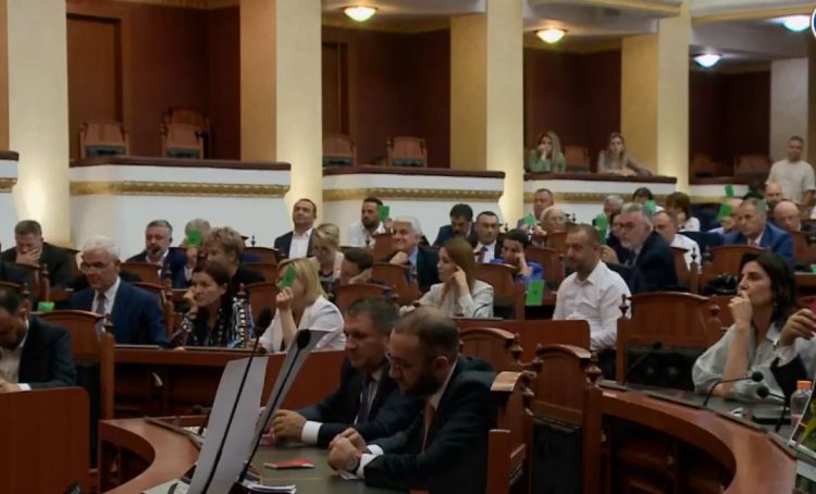 Mbi 14 orë debat, Kuvendi miraton pr/ligjet për studentët e mjekësisë dhe kanabisin