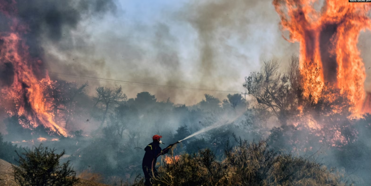Dita e pestë, Greqia vazhdon përpjekjet për të shuar zjarret