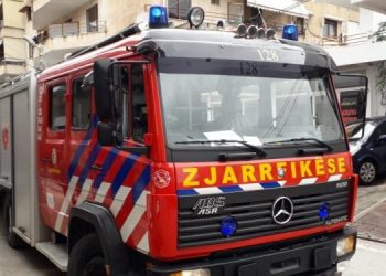 Zjarr në parkingun e një pallati në Tiranë, digjen disa automjete
