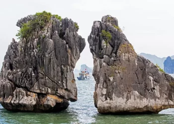 ‘Shkëmbinjtë puthës’ ikonë të Vietnamit rrezikojnë të shemben