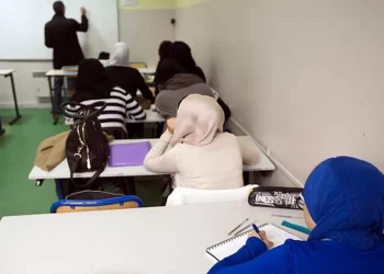 Franca do të ndalojë veshjen islame në shkolla publike