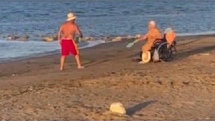 I moshuari me karrocë me rrota luan tenis në plazh, video bëhet virale: Çfarë shembulli