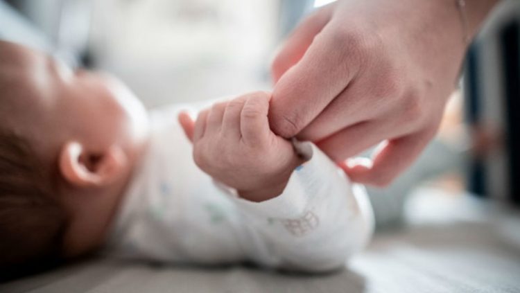 Vdiq nga kanceri 4 vite më parë, burri bëhet baba falë fekondimit artificial