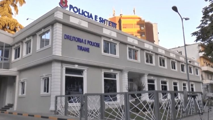 Kundërshtoi efektivët e policisë që po vendosnin gjoba, shoqërohet 44-vjeçari në Tiranë