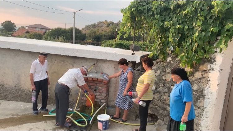 Lezhë/Fshati Markatomaj mbi 10 vite pa ujë,banorët: Ujësjellësi i ri është lënë përgjysmë