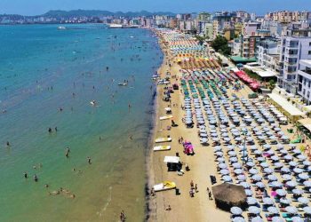 Operacioni “Plazh i lirë”, sekuestrohen 106 shezlongë dhe 123 çadra të vëna pa autorizim