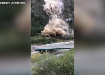 Veriu i Italisë përballet me rrëshqitje dherash të frikshme dhe stuhi rrufesh (VIDEO)