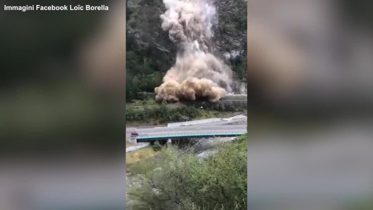 Veriu i Italisë përballet me rrëshqitje dherash të frikshme dhe stuhi rrufesh (VIDEO)
