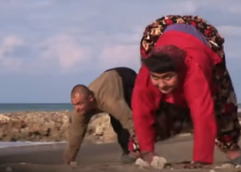 Mister për shkencëtarët/ Anëtarët e një familjeje turke ecin me këmbë dhe duar
