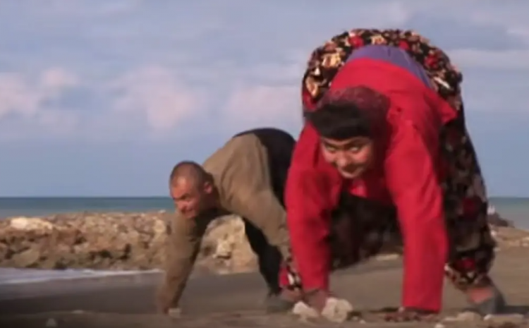 Mister për shkencëtarët/ Anëtarët e një familjeje turke ecin me këmbë dhe duar