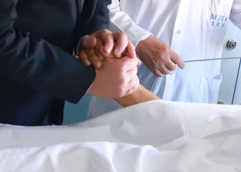 U plagos pas ndërhyri për të ndaluar sherrin, Rama: Respekt për policin Redin Çaushaj