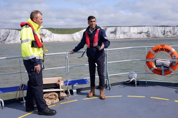 BE bllokon marrëveshjen e Britanisë dhe Francës për kthimin e emigrantëve