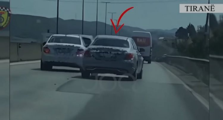 Bënte manovra të rrezikshme me makinën në rrugë, policia gjobit shoferin pas videos