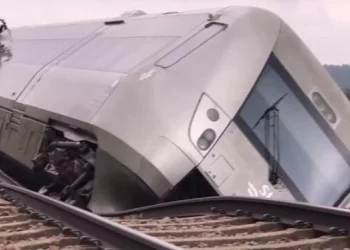 Moti më i keq ndër vite, stuhia nxjerr nga shinat trenin në Suedi