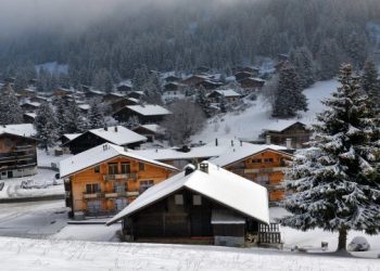 Nga 30 gradë Celsius në një peizazh të bardhë, bie borë në Zvicër katër ditë pas vapës