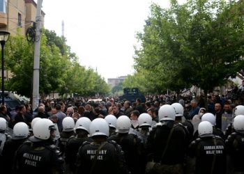 Morën pjesë në protestat e dhunshme në Veri, Kosova dëbon dy serbë