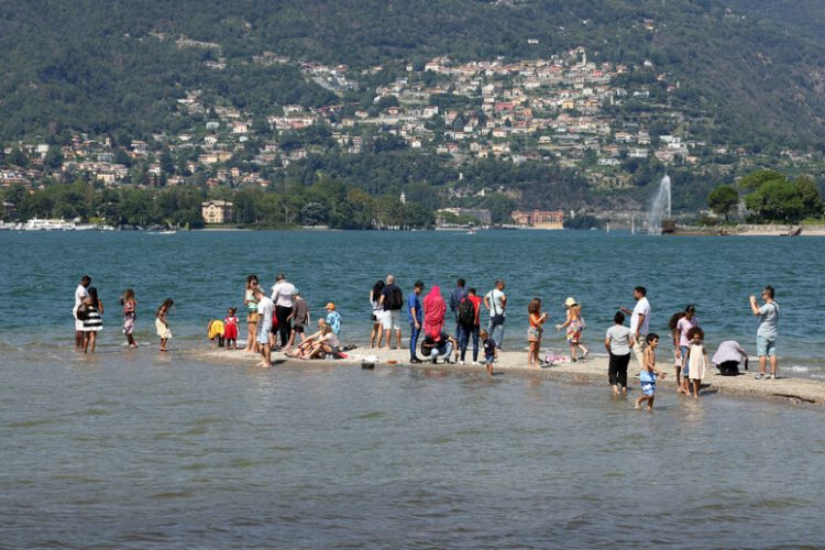 U përpoq të shpëtonte vëllain e vogël, mbytet në liqen 20-vjeçarja në Itali