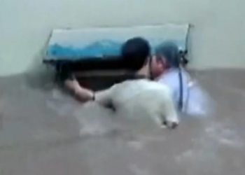 Përmbytjet në Kinë/ Po tërhiqej nga rrjedha e ujit, gruaja gjen shpëtim tek kondicioneri