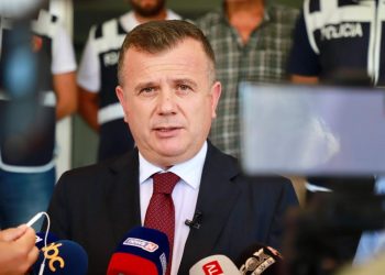 Balla viziton policin e plagosur: Kush ngre dorën ndaj efektivëve,ngre dorën ndaj shtetit