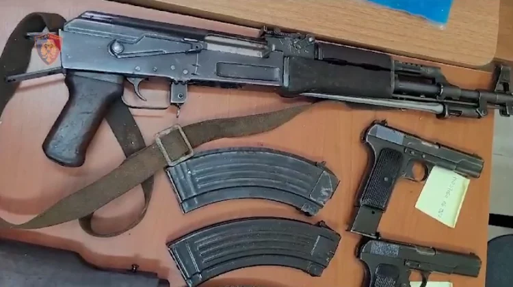 65-vjeçari dorëzon arsenal armësh në Polici. I mbante të fshehura në banesë që nga 1997