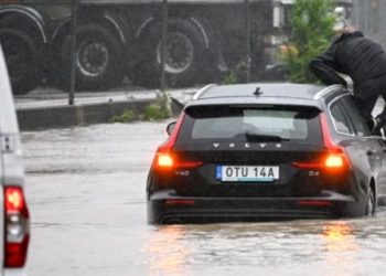 Moti i keq godet Evropën veriore, anulohen fluturimet dhe zbrazen tragetet