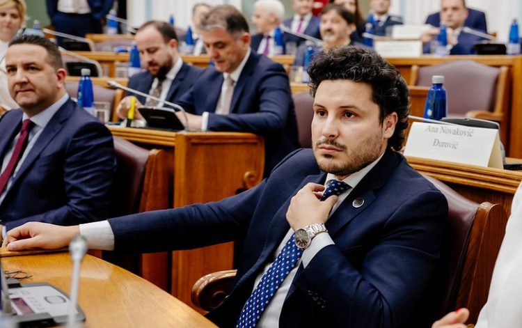 Makinës nuk i funksionuan frenat, kryeministri Dritan Abazoviç i shpëton aksidentit