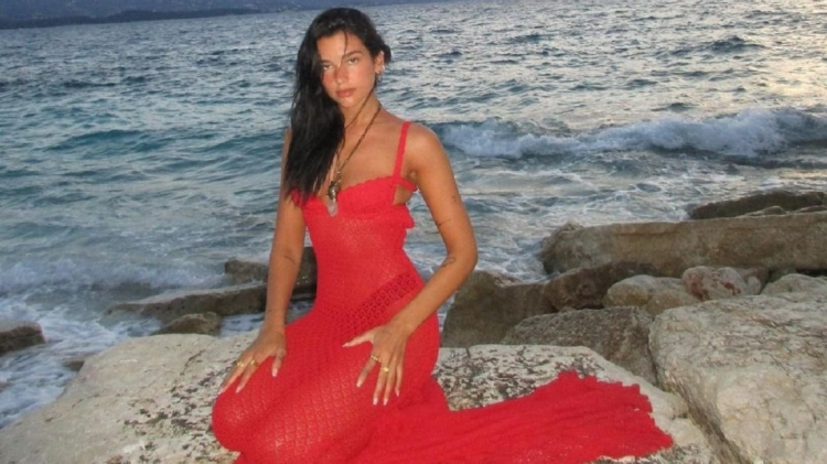 “Duket si një sirenë barbi”, Vogue për Dua Lipën: U “arratis” për pushime në Shqipëri
