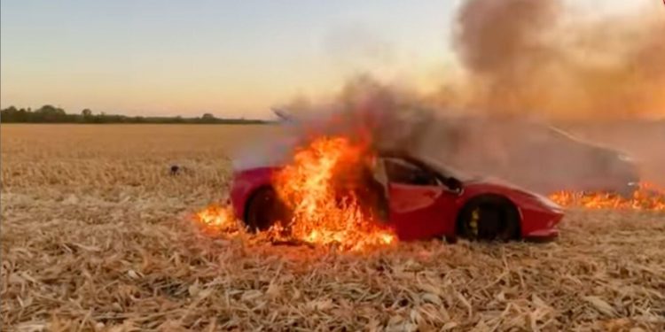 Po xhironte video për Youtube, influenceri djeg aksidentalisht Ferrarin